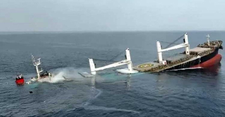 লোহিত সাগরে হুথি হামলায় কার্গো জাহাজ ডুবে নিহত ৪, নিখোঁজ ১৫